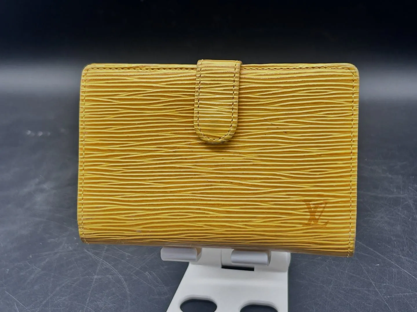 💛 Louis Vuitton エピレザー 二つ折り財布(イ...